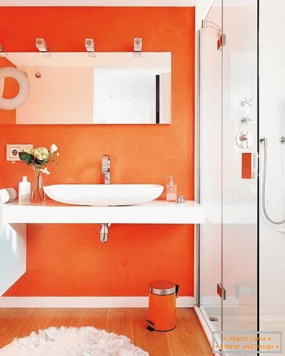 Espelho no banheiro laranja