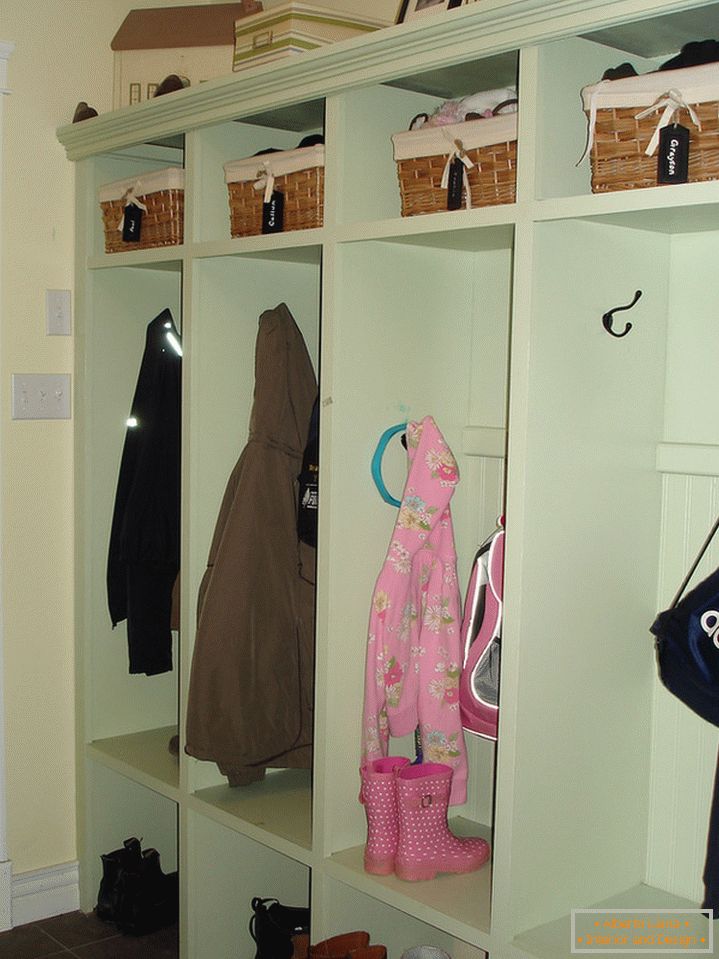 Grande guarda-roupa aberto no corredor