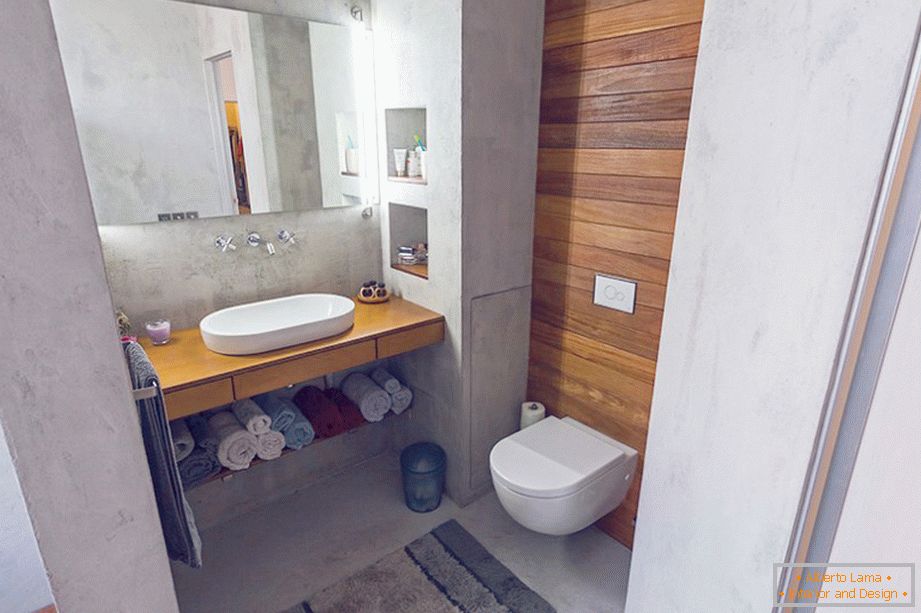 Lavatório e vaso sanitário no banheiro de um apartamento de um quarto
