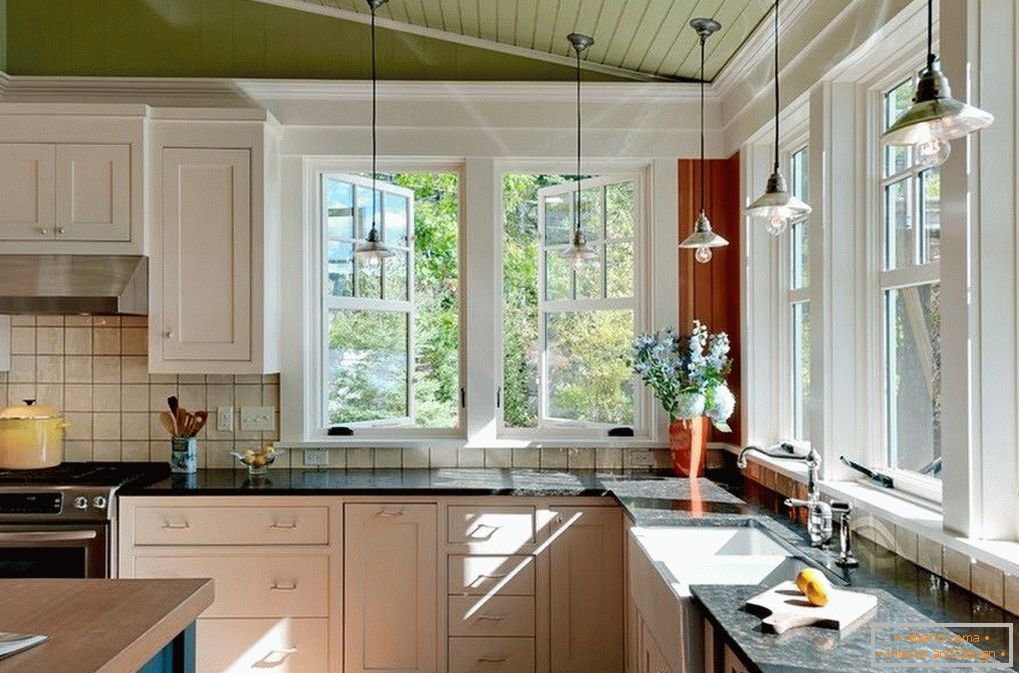 Grandes janelas na cozinha