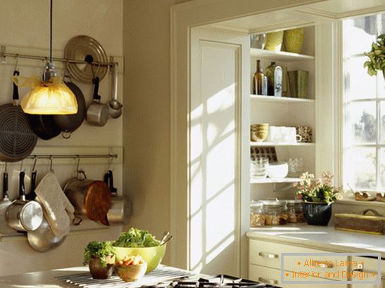 Interior de uma pequena cozinha em cores brilhantes