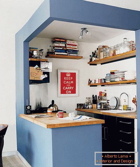 Interior de uma pequena cozinha em cores brilhantes