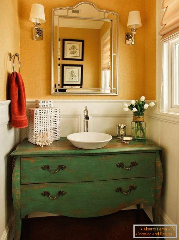 Gabinete sob a pia no banheiro - foto com o efeito da antiguidade