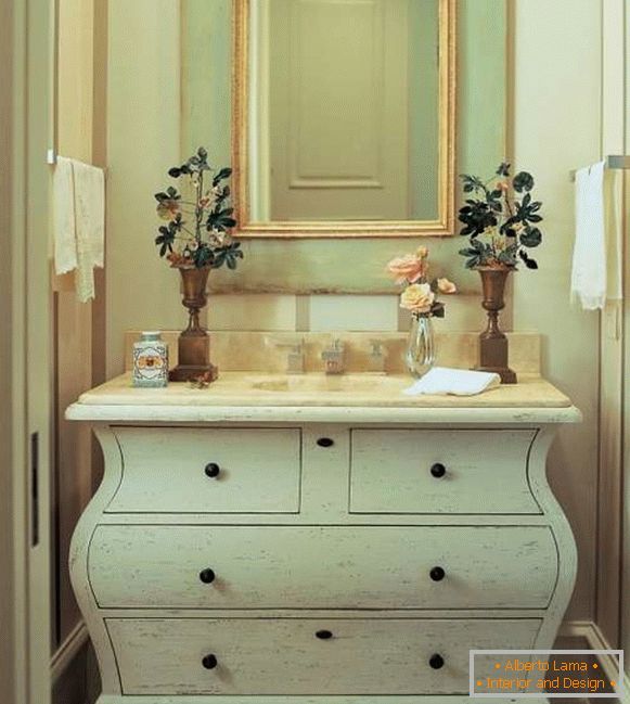 Mesa de cabeceira de luxo sob o lavatório no banheiro com suas próprias mãos