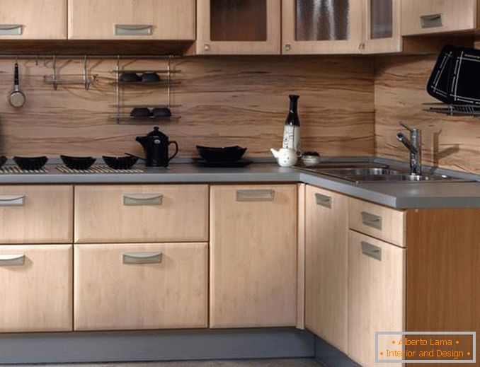 Decorar paredes com madeira com as próprias mãos - painéis no interior da cozinha