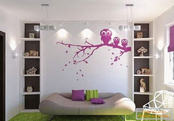 Decoração de parede na sala de estar usando adesivos