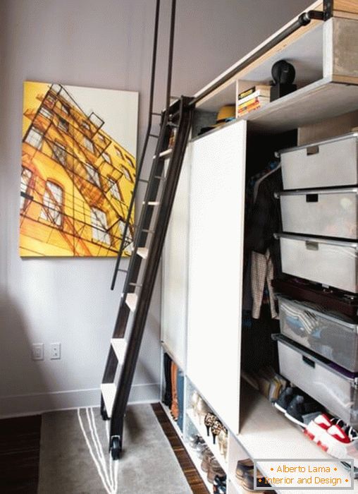 Escada móvel no interior de um pequeno apartamento