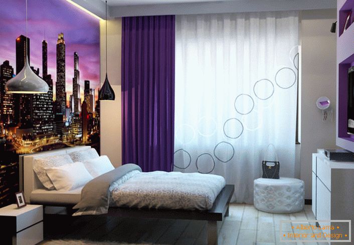 O interior moderno do quarto é confortável, prático e acolhedor. 