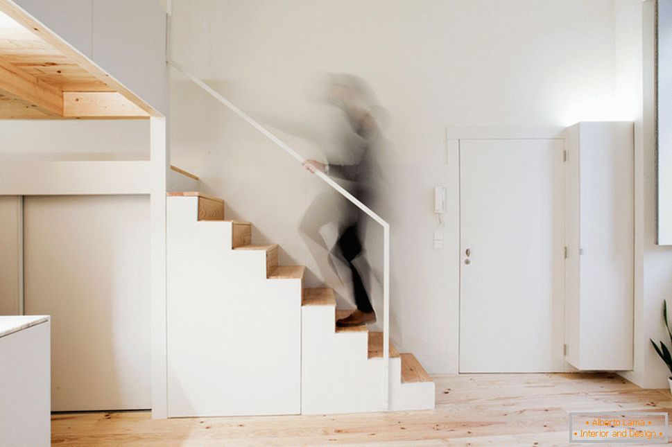 Interior de um pequeno apartamento em cores claras - лестница