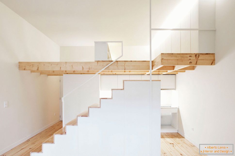 Interior de um pequeno apartamento em cores claras - лестница сбоку