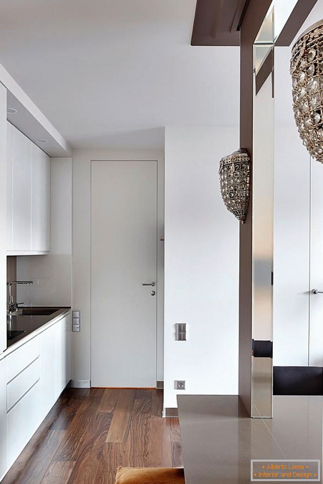 Móveis de cozinha branca, porta de entrada branca e bonito parquet de madeira