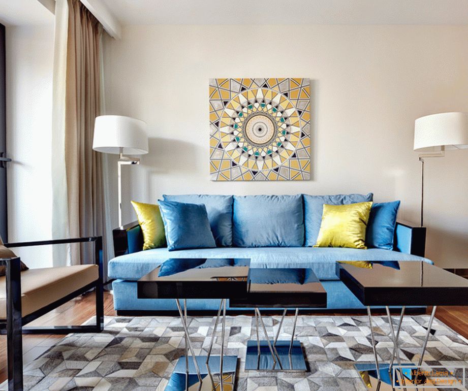 Extravagante sofá azul com almofadas decorativas amarelas na sala de estar
