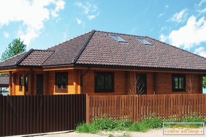 Casa espaçosa feita de madeira laminada