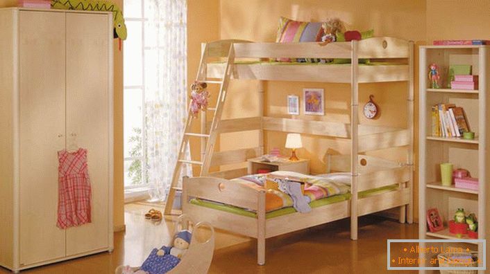 Quarto de crianças em estilo high-tech com móveis de madeira clara. A simplicidade do mobiliário é compensada pela sua funcionalidade e praticidade.