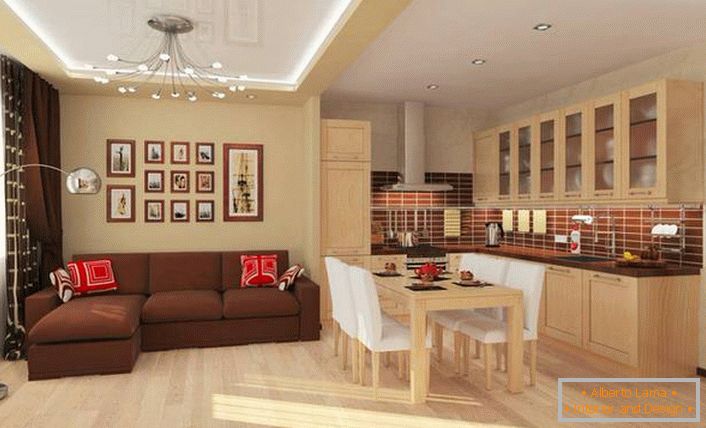 A área de jantar separa a cozinha da sala de estar. Variante funcional de design de interiores em um espaçoso apartamento de um quarto.