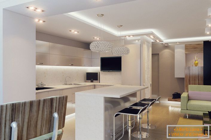 Um apartamento acolhedor é devidamente enquadrado em termos de estilo. Um design atraente e visualmente memorável da sala de estar, combinado com a cozinha, também é prático e funcional.