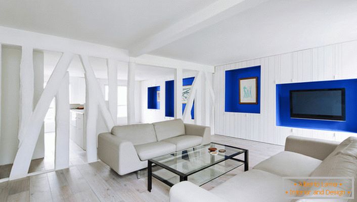 A sala no apartamento é separada por uma divisória feita de gesso cartonado. Uma solução elegante para design criativo.