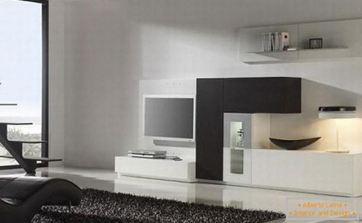 A sala de estar de estilo minimalista é decorada com uma pilha escura com uma pilha alta. Design discreto parece elegante e atraente.