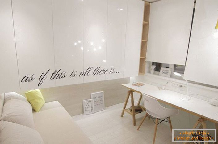 O quarto de hóspedes é no estilo do minimalismo escandinavo.