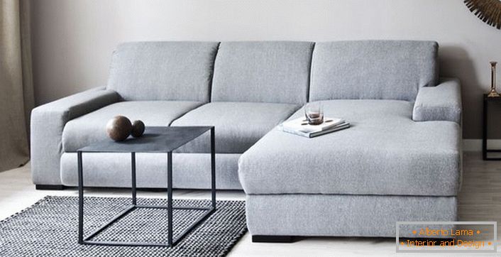 Planejando o interior da sala de estar no estilo do minimalismo escandinavo.