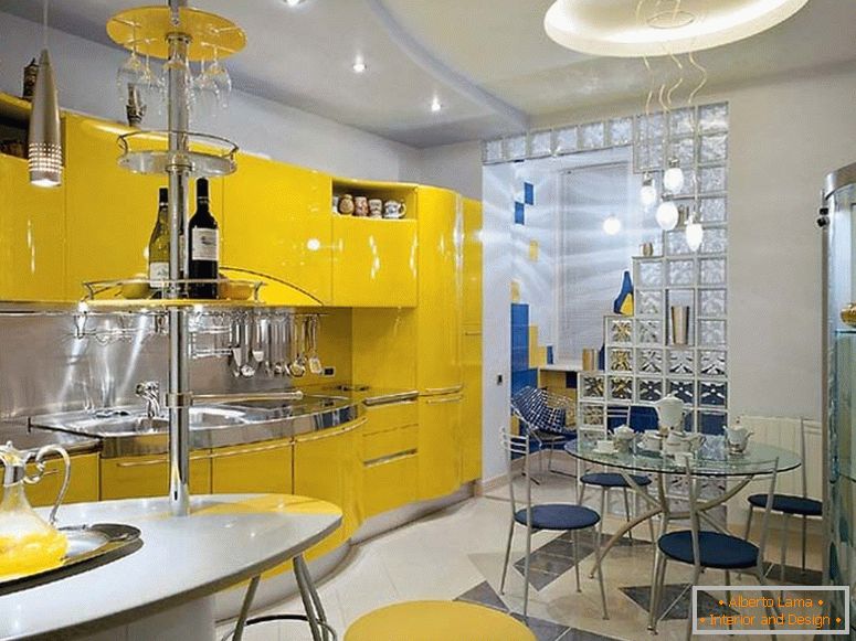 Nas melhores tradições do estilo avant-garde, o mobiliário da cozinha é escolhido. Conjunto de cozinha de cor amarela não é apenas prático e funcional, mas também elegante.