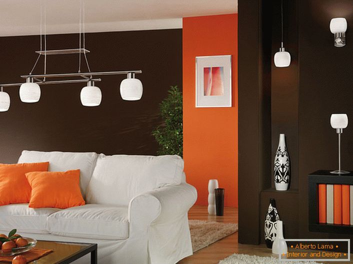 O exemplo correto de iluminação para a sala de estar no estilo da vanguarda.