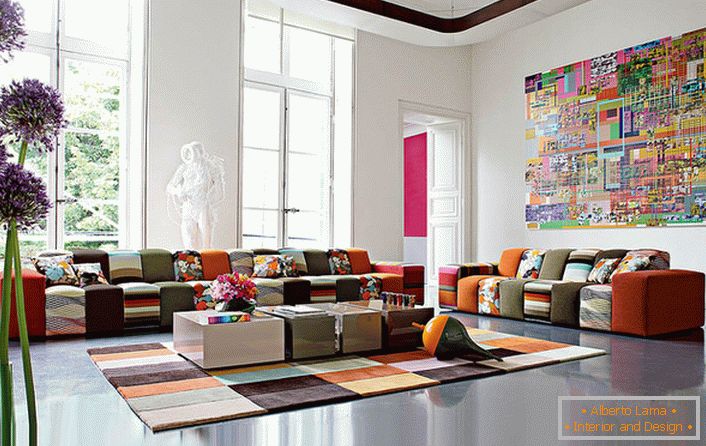 Um colorido quarto de hóspedes em estilo vanguardista em uma grande casa de uma família italiana. A ideia de design combina competentemente uma cobertura de carpete e mobília de escala de cores aproximadamente idêntica.