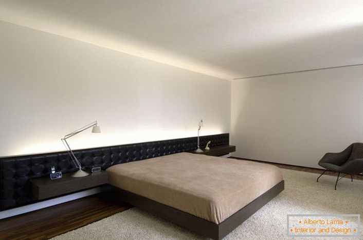 A cama com cabeceira macia alongada se encaixa perfeitamente no projeto de design.