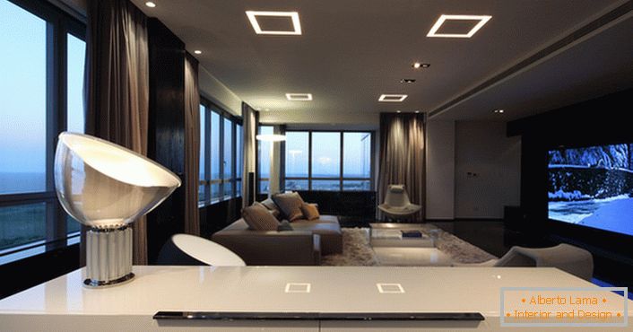 Variações incomuns de iluminação na sala de estar no estilo high-tech proporcionam luz suficiente.