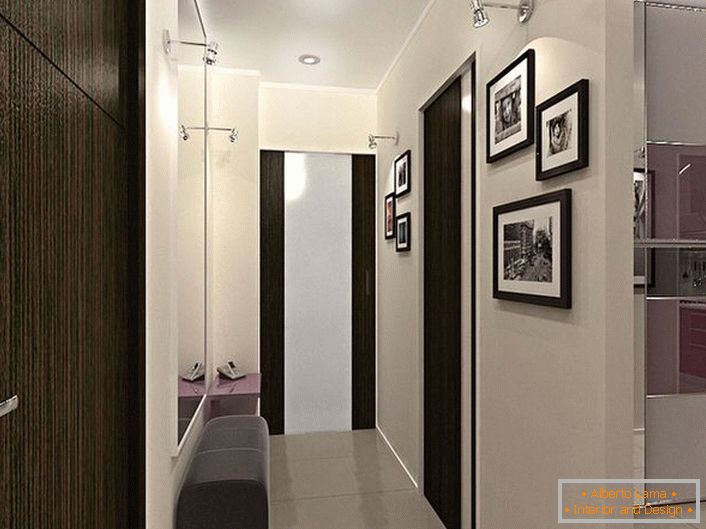 Solução de design para um corredor estreito. Decoração contrastando com as cores branco e marrom escuro, não só parece elegante, mas também visualmente faz o quarto mais.