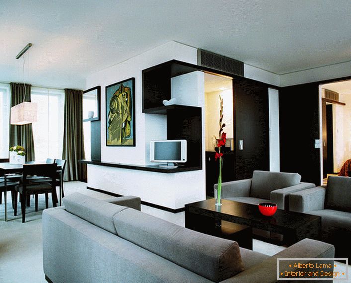 As áreas de lazer e uma sala de jantar da sala de estar são iluminadas por lâmpadas baixas de formas geométricas simples.