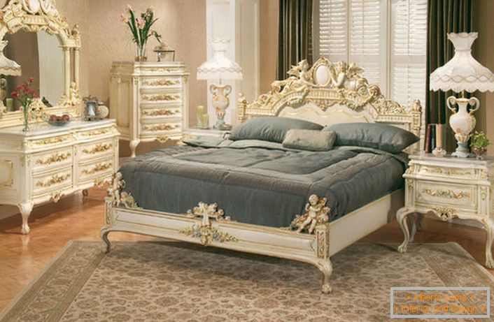 O quarto é decorado no estilo do romantismo. O principal elemento notável é o mobiliário esculpido do mobiliário.