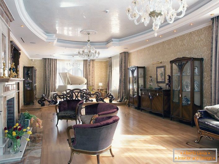 Uma solução elegante para organizar o interior da sala de estar no estilo do romantismo.