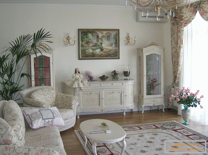 A espaçosa sala de estar é decorada em estilo romântico em cores claras.