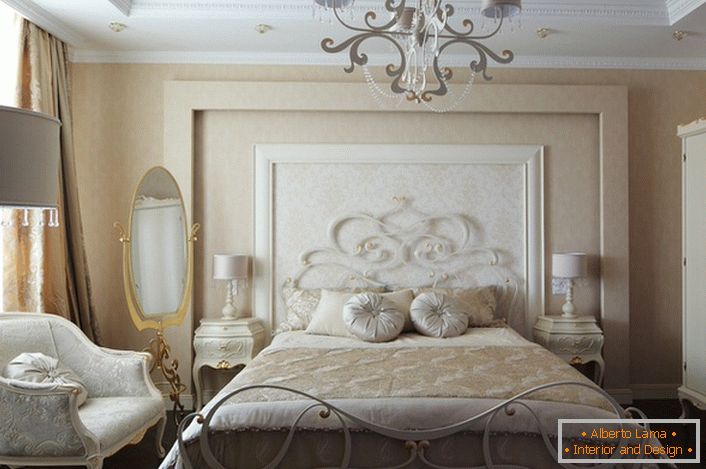 Quarto familiar de luxo no estilo do romantismo é atraente interior contido modesto em cores claras.