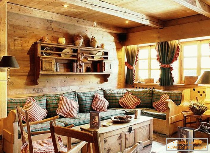 Decoração de parede de madeira, almofadas contrastantes em um sofá macio, cortinas densas com babados nas janelas. Aconchegante sala de estar em estilo rústico em uma casa de campo.