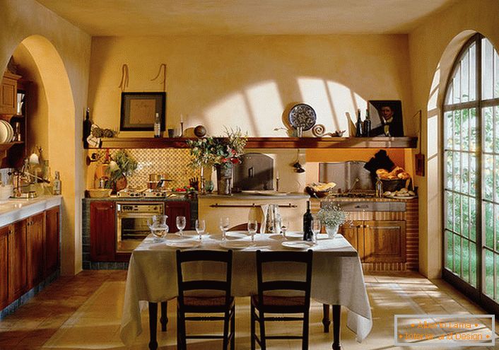 A cozinha é em estilo rústico, com uma grande janela panorâmica. A área de trabalho e de jantar na cozinha recebe a máxima luz natural.