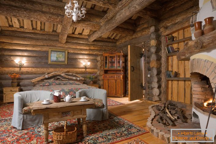 País rústico com um grande quarto de uma casa de campo na Escandinávia. Em qualquer interior, executada em estilo rústico, a lareira ficará harmoniosa, especialmente a partir de um tijolo. 