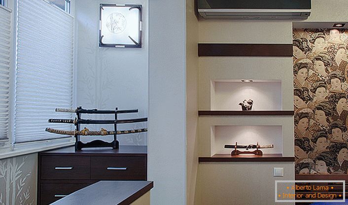 Uma excelente decoração decorativa da sala no estilo do minimalismo japonês é a espada japonesa. Não é necessário adquirir uma arma de combate real, basta um simples escárnio. 