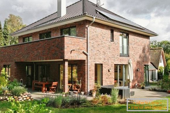 Belas fachadas de casas - uma foto de uma casa de tijolos