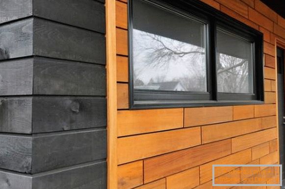 Decoração de fachada de madeira em casa foto