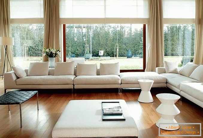 Sala de estar com janelas panorâmicas - foto com cortinas e móveis em estilo minimalista