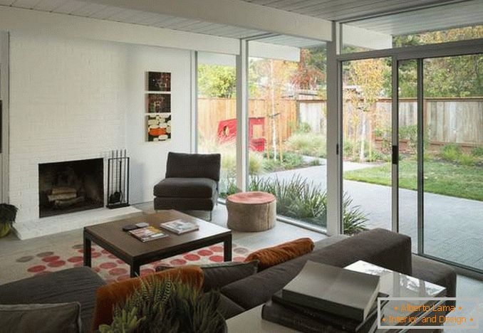 Projeto de uma sala de estar com uma janela panorâmica - uma foto no interior de uma casa particular