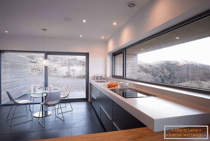 Bela cozinha com janelas panorâmicas - foto dentro