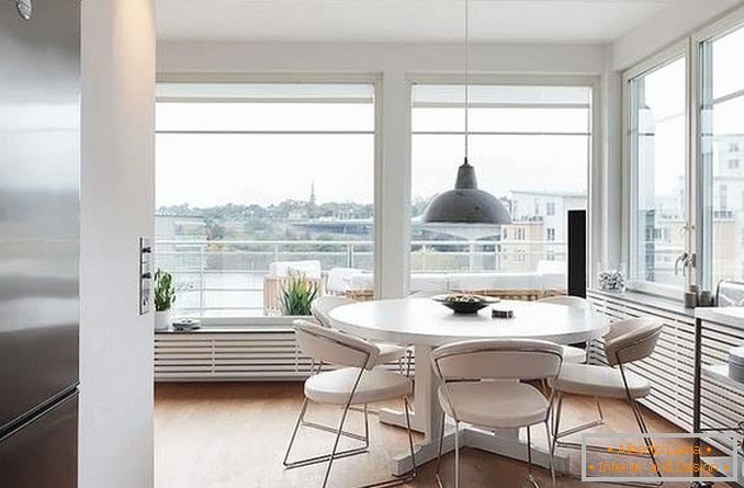 Design de cozinha com janelas panorâmicas em um apartamento de esquina