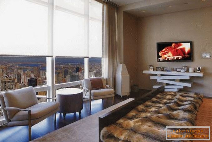 Projeto de um quarto com janelas panorâmicas em um apartamento da cidade