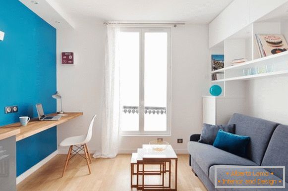 Parede azul em um apartamento branco