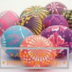 Ovos de Páscoa brilhantes com padrões