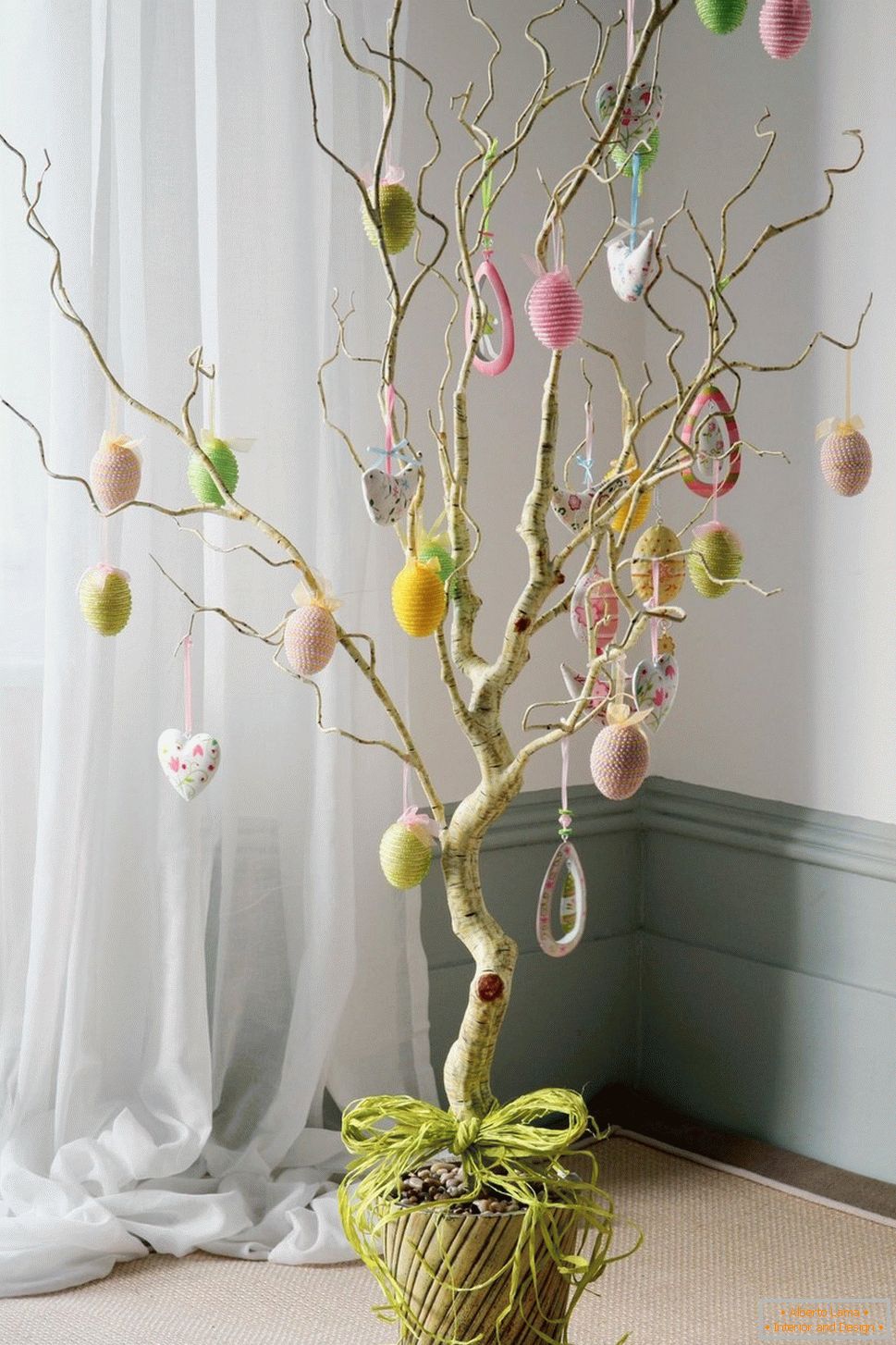 Árvore с сердечками и пасхальными яйцами
