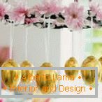 Lustre de flores e ovos de ouro